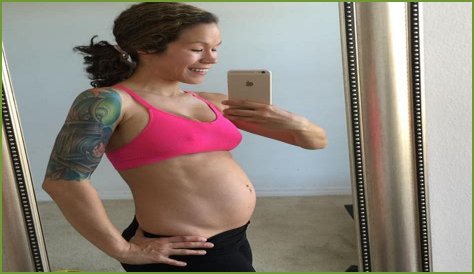 Pregnant Fitness Blogger Shows Off Abs, Taunts Mothers-To-Be